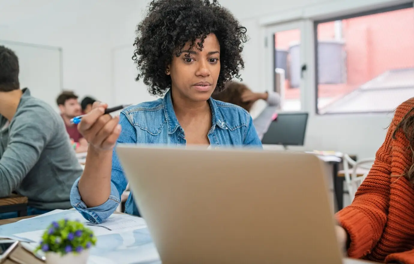 Dos mujeres socias creativas conversando sobre ideas
