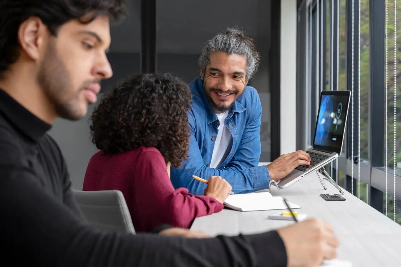 Personas de negocios hispanas de mediana edad