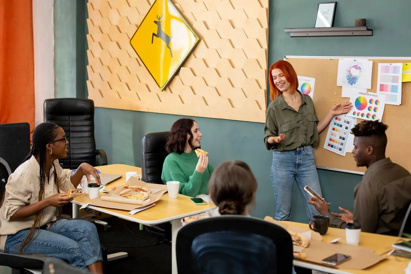 Plano medio de colegas sonrientes en una reunión de negocios